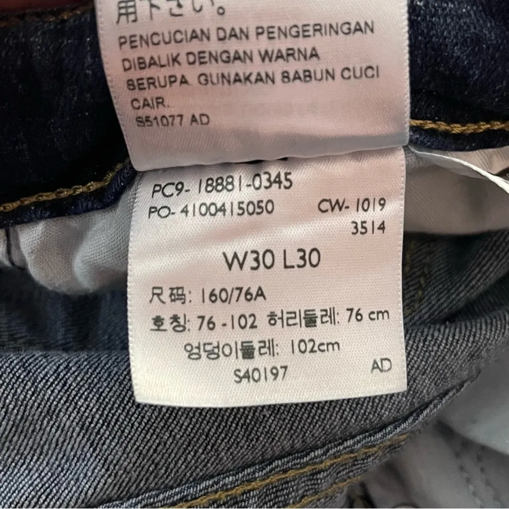 Levi’s 711 Skinny Women’s Jeans Hide And Seek Dark Wash 30 - Image 4