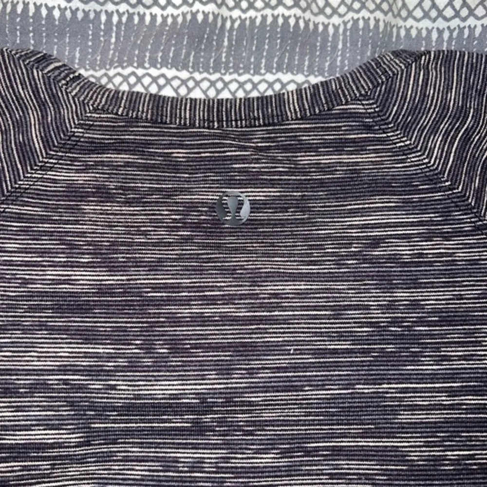 lululemon Long Sleeve‎ cute shoulder ruffles size 6 - Image 4