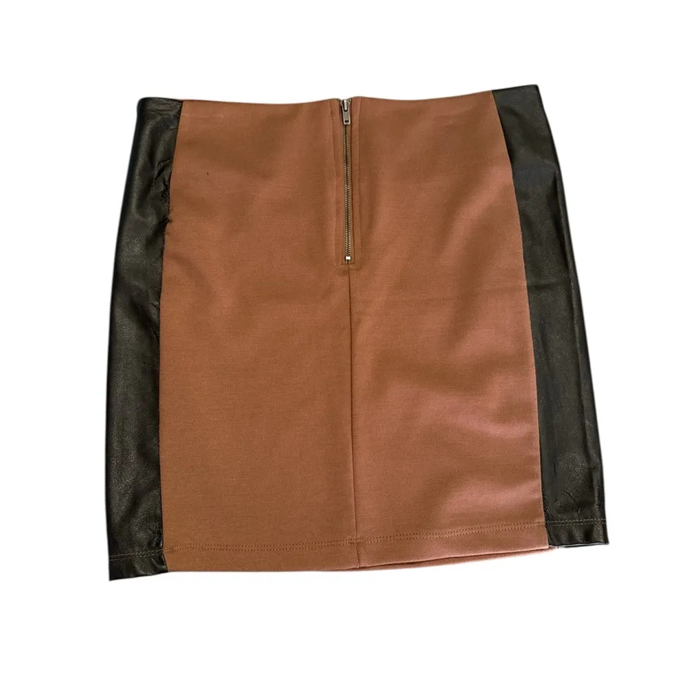 Forever 21 Tan and Black Pencil Mini Skirt Faux Leather - Image 3