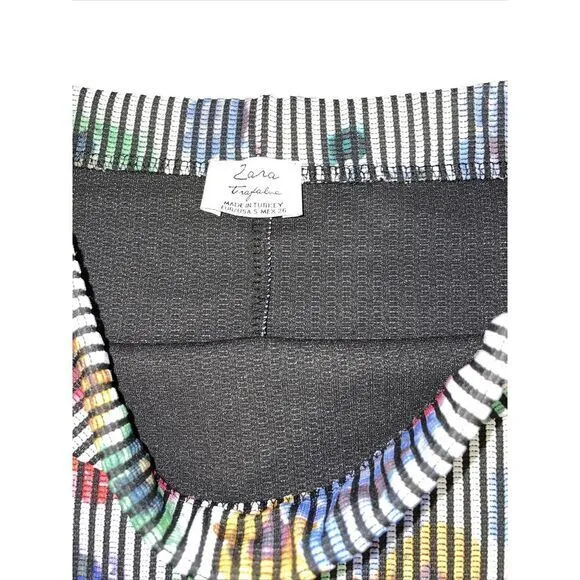 Trafaluc By Zara Women's Pencil‎ Skirt Size SMALL Floral Stripped 3D Effect - Image 2