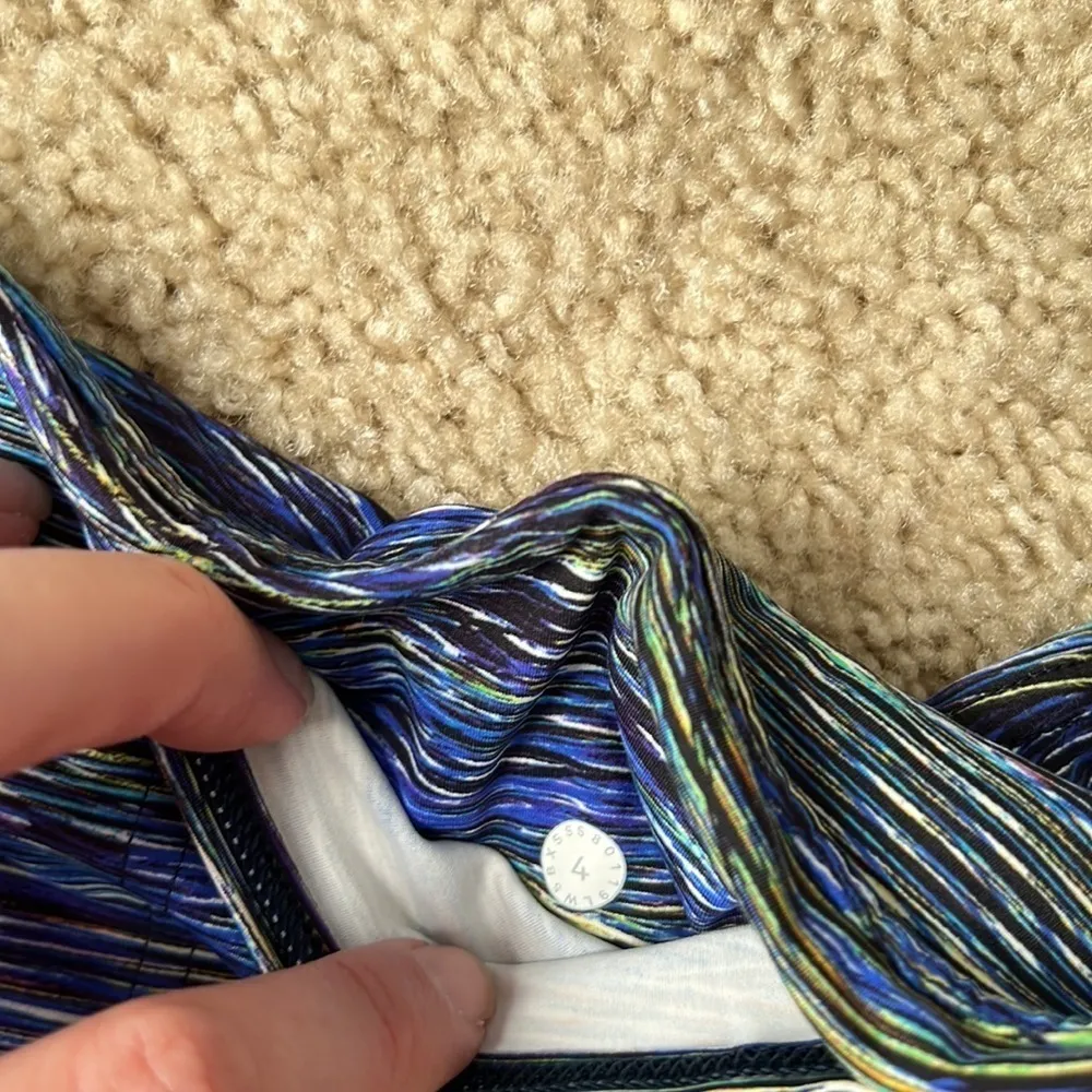 Lululemon blue pattern ankle length legging size 4 - Image 3