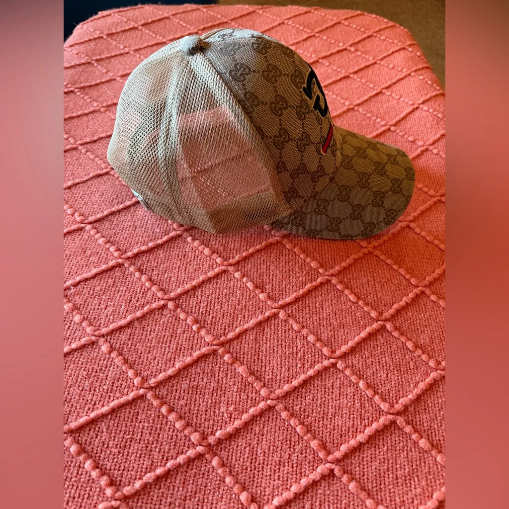 Beautiful brown cap with red colors on it. Back has fitting latch. - Image 4