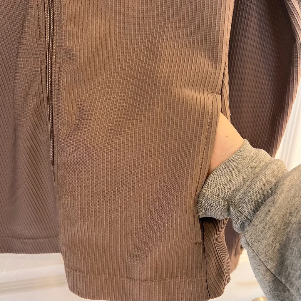 Ebb & Flow  workout zip up - Image 4