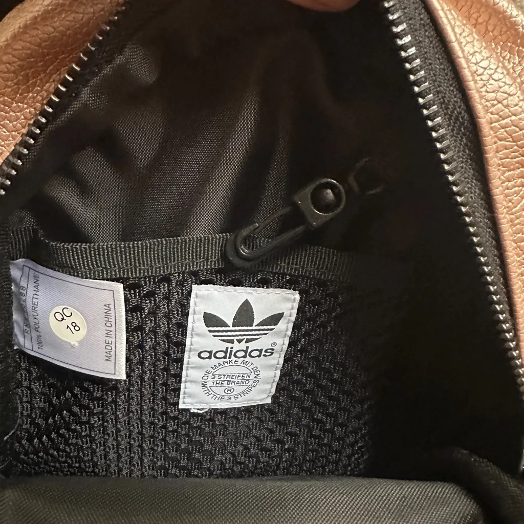 Adidas Originals Mini PU
Leather Backpack Rose Gold
Women's - Image 3