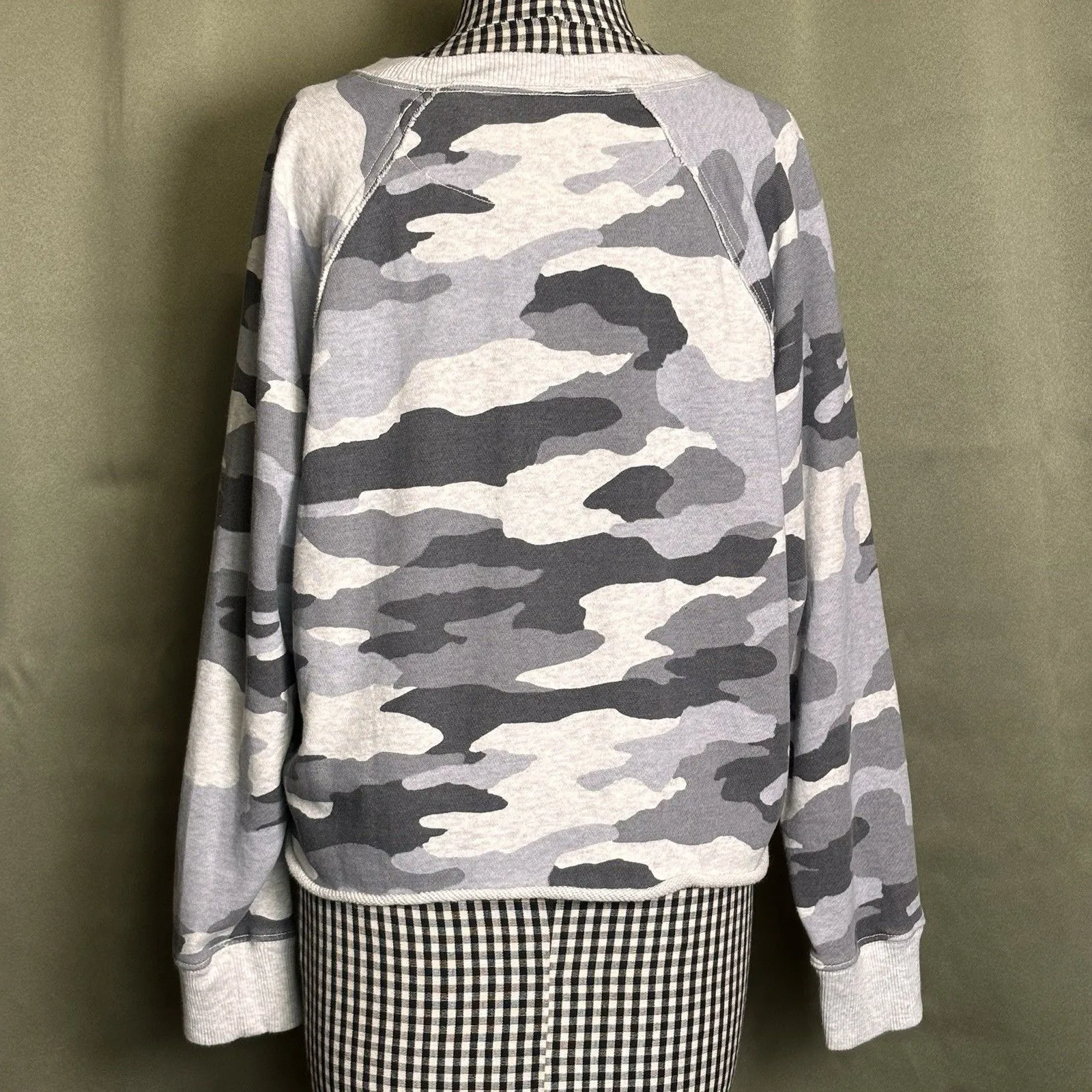 AERIE Gray Camo Cropped Crewneck Raw Hem Sweatshirt Size Medium - Image 2
