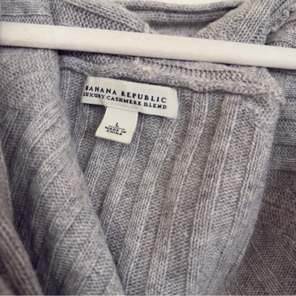 Banana Republic Luxury Cashmere Blend Gray Cowl Neck Long Sleeve Sweater large - Image 4