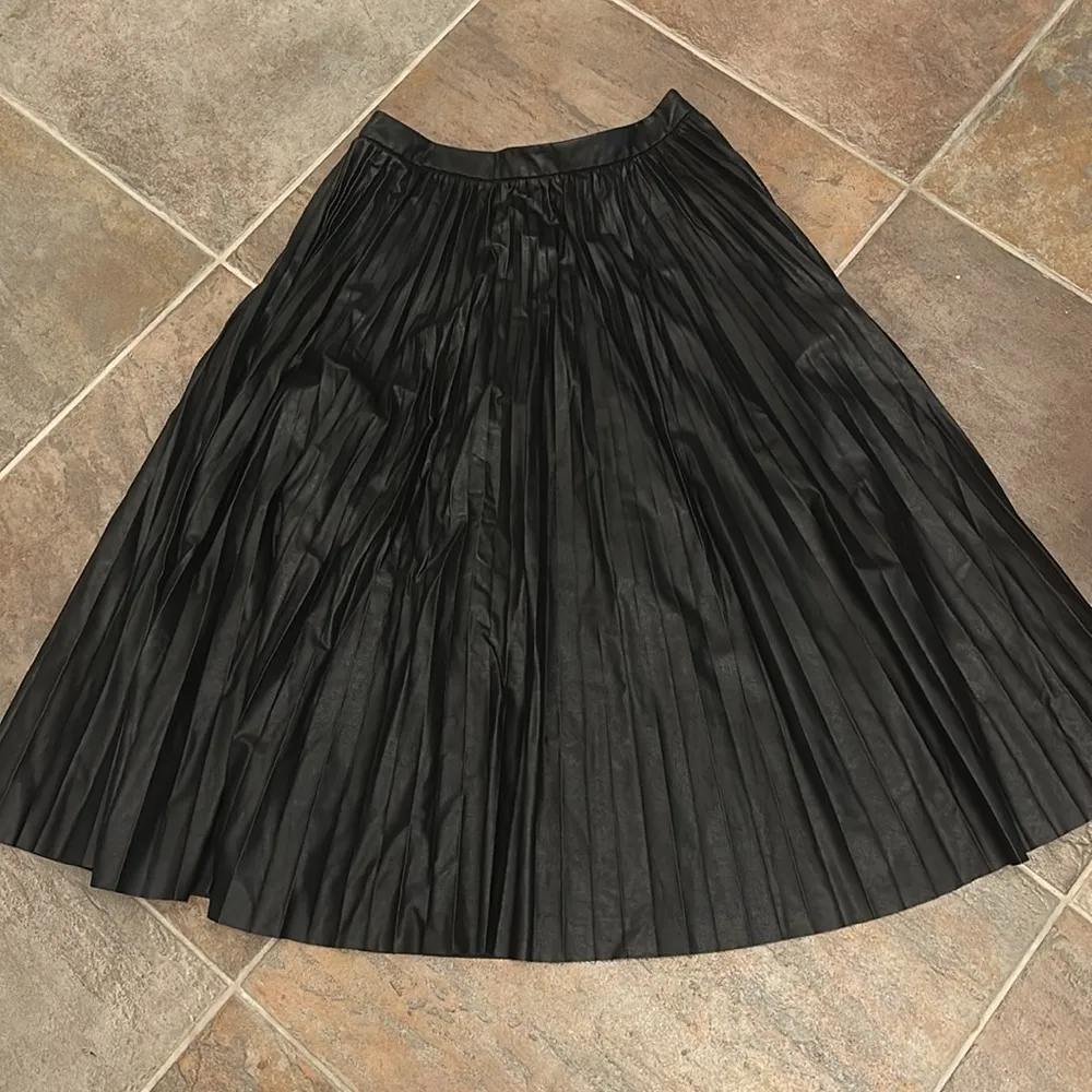 BNWT Banana Republic vegan leather pleated midi skirt - Image 3