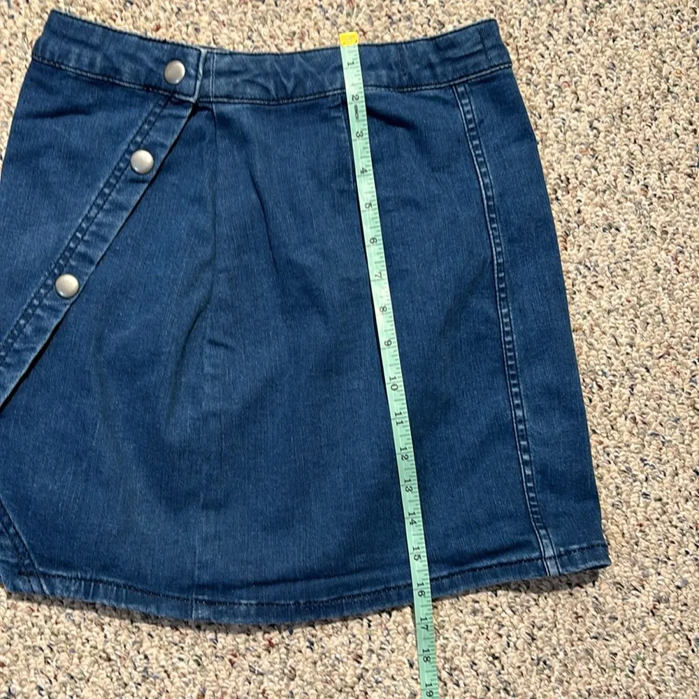 Free People Women's Blue Notched Front Wrap Button Denim Mini Skirt Sz 6 - Image 14