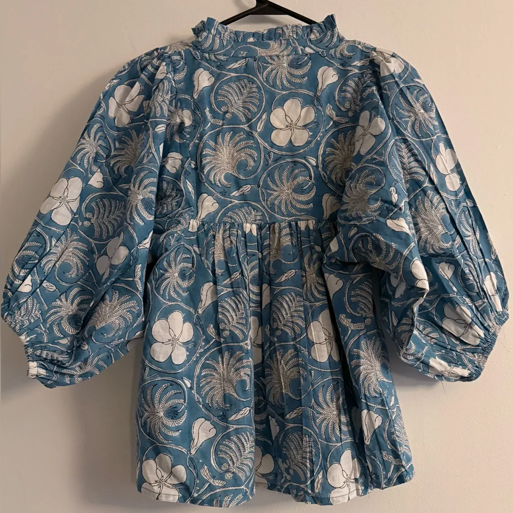 NWOT Karni Blue White Floral Block Batik Print Peasant Balloon Sleeve Top Blouse Size XS - Image 6
