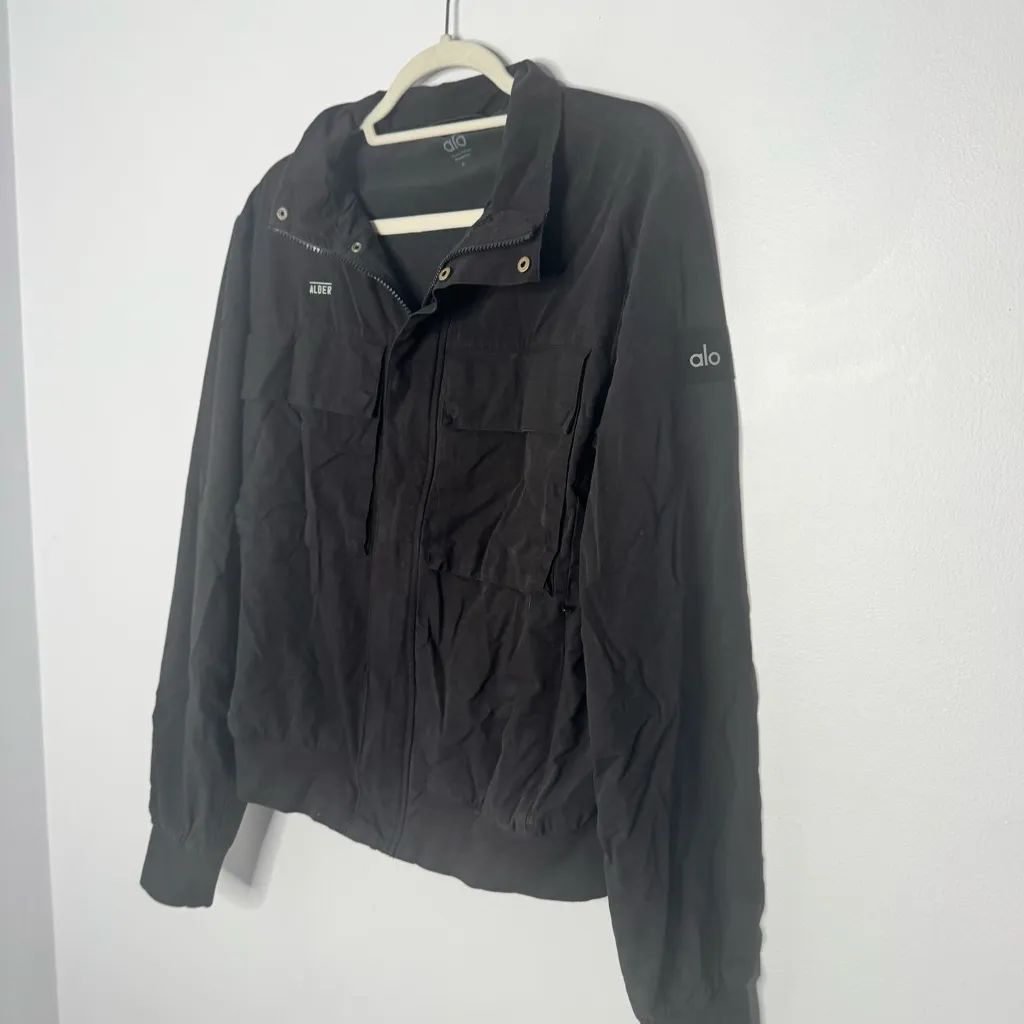 Alo yoga zip up jacket size small - Image 4
