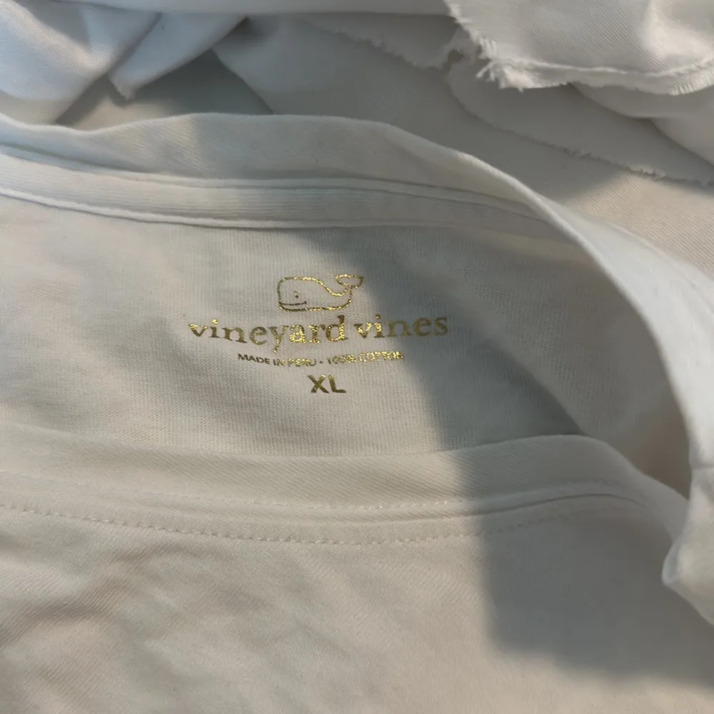 Vineyard Vines classic white/gold whale logo t-shirt Sz XL - Image 4