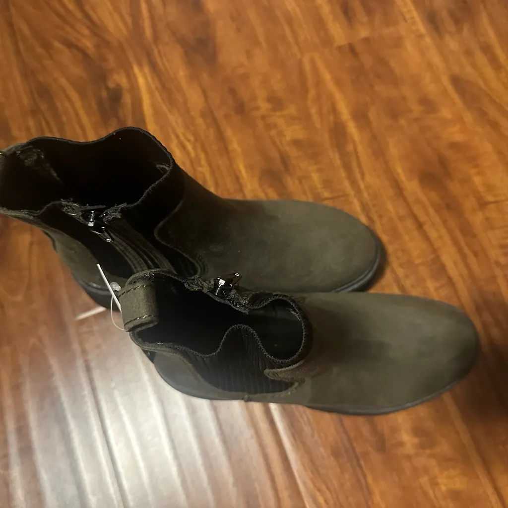 Stylish Olive Green Chelsea Boots - Image 2