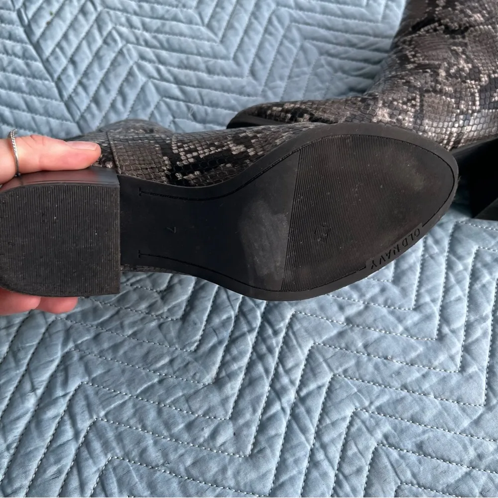old navy snake skin ankle booties size 7 - Image 3