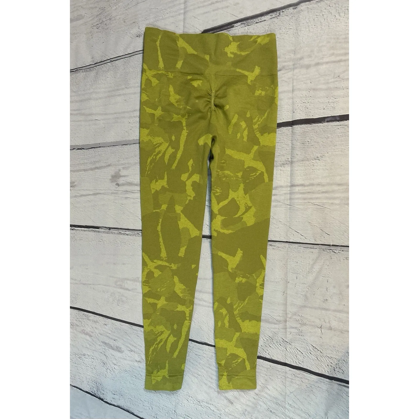 Gymshark Ruched Scrunch Back Seamless Leggings Sz Small Athletic Camo Green - Image 3