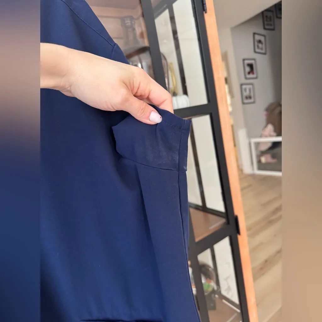 FIGS Scrubs top shirt short sleeve navy vneck pockets Casma plus size curve - Image 7