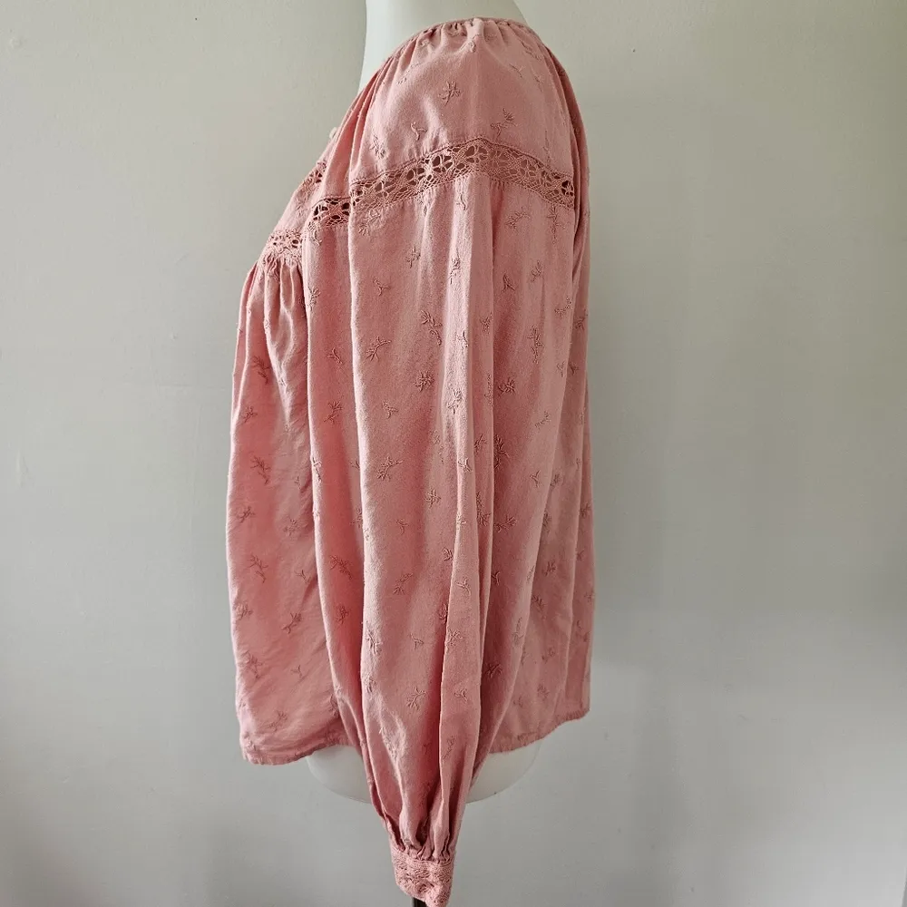 Old Navy Pink Embroidered Lace Trim Button Down Size Small - Image 4