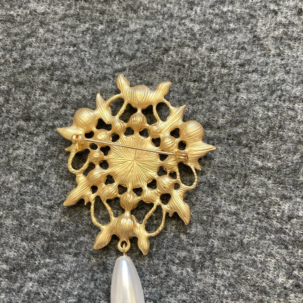 Trendy Water Drop Leaf Branch Pearl Brooch Hollow Baroque Matte Gold Color Woman - Image 4