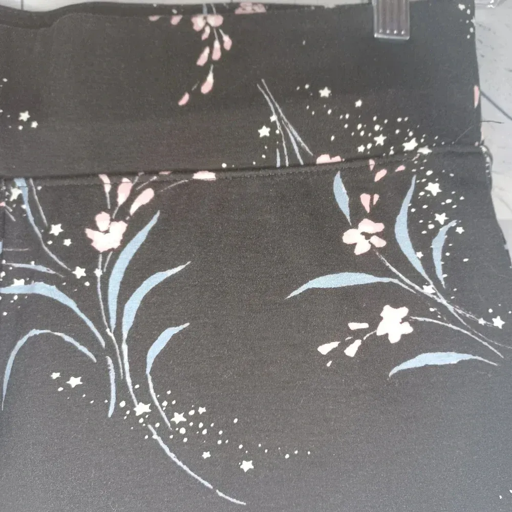 Torrid cropped floral Pull On Pants - Image 4