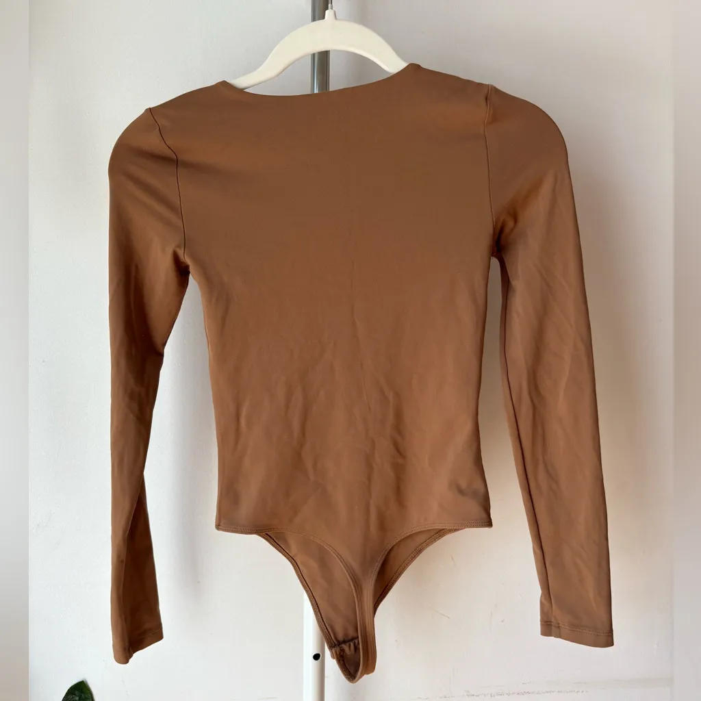 Aritzia Babaton Tan Long Sleeve Bodysuit - Image 4