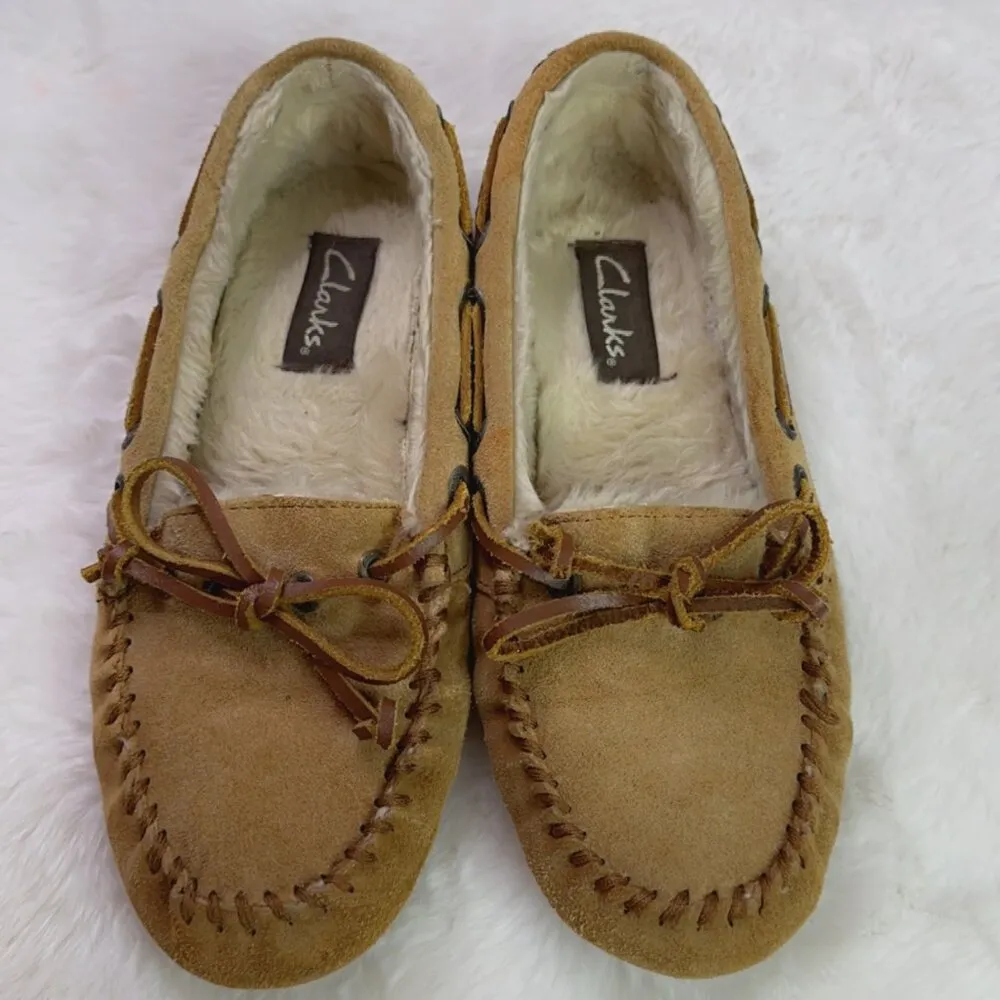 Clarks  Cozy Suede Tan Mocassin Slippers- Size 6M - Image 4