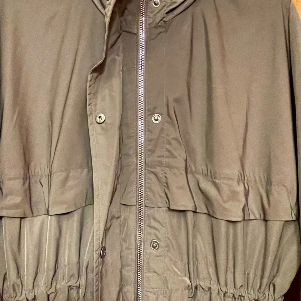 Athleta Women Olive Green Athletic Rain/Windbreaker Jacket - Image 5