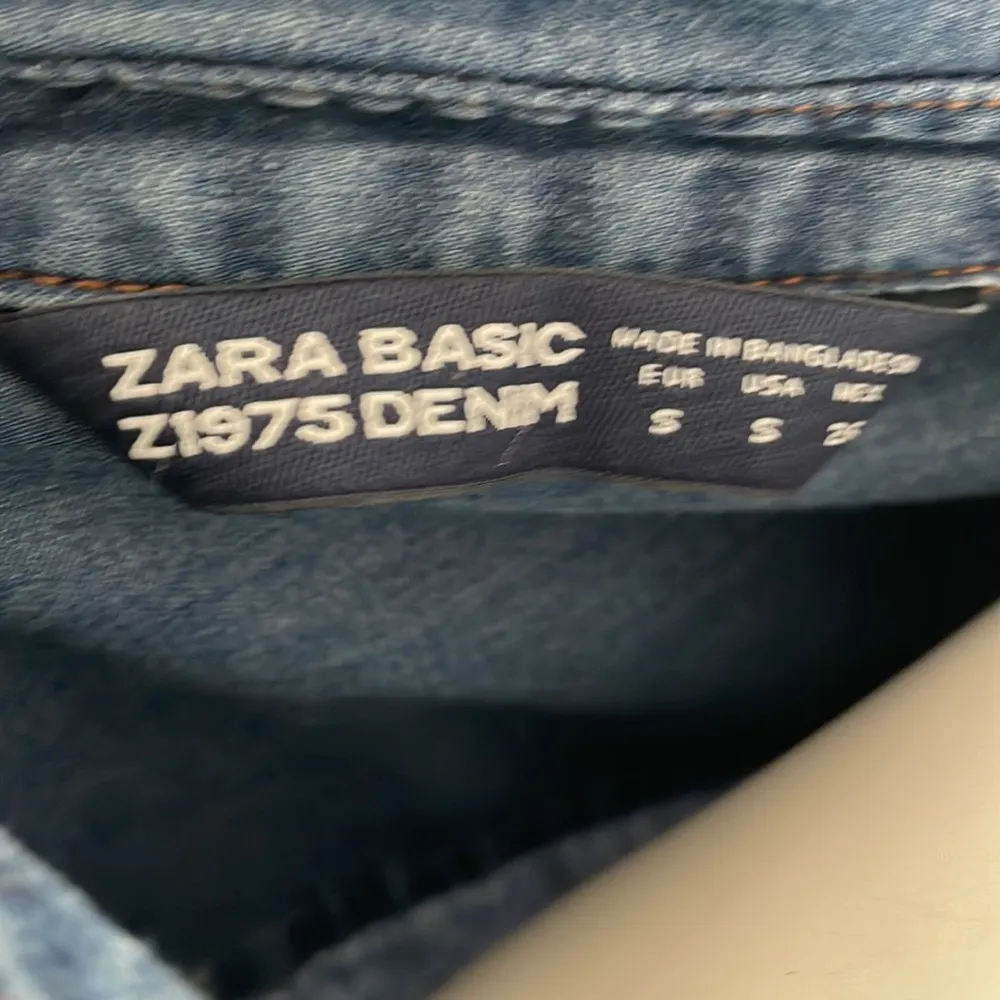 Zara embroidered flower classic chambray button down shirt size small - Image 5