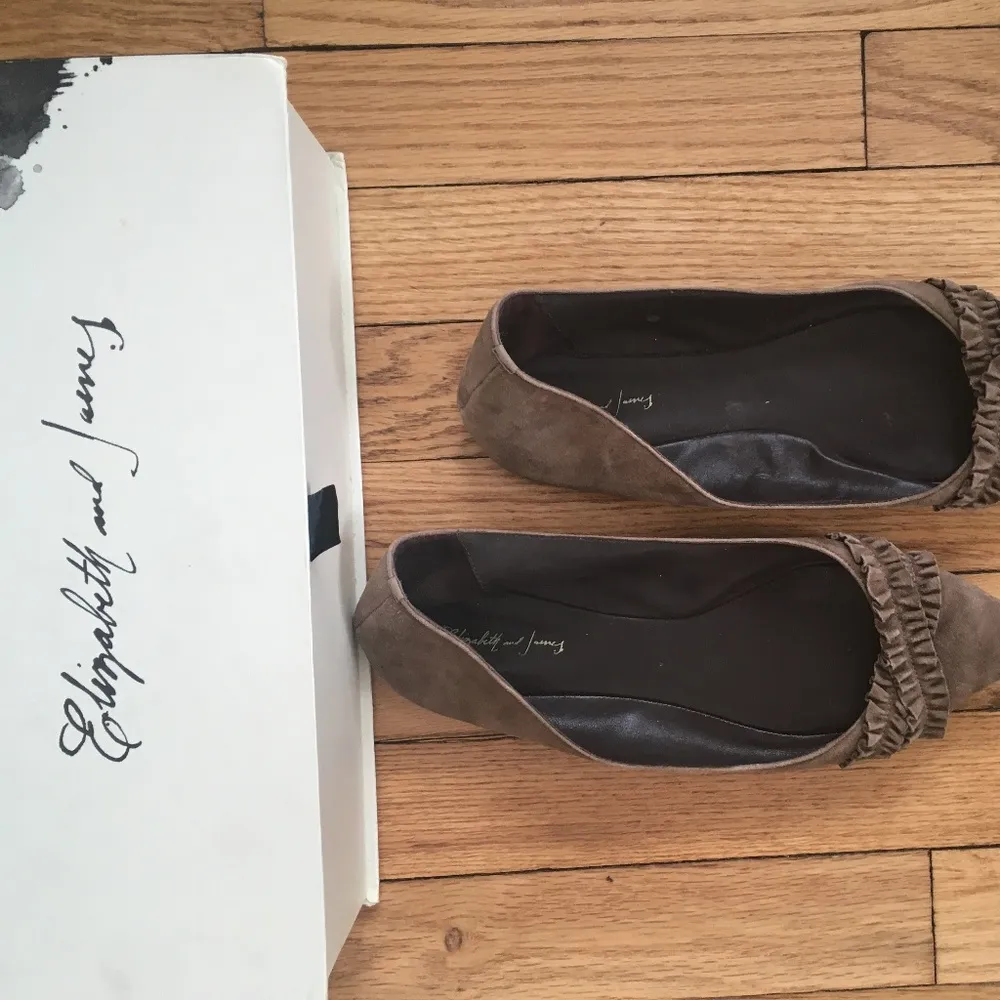 Elizabeth and James Jessi Pointed Toe Ruffle Suede Flat in Olive Taupe 9M - Image 6