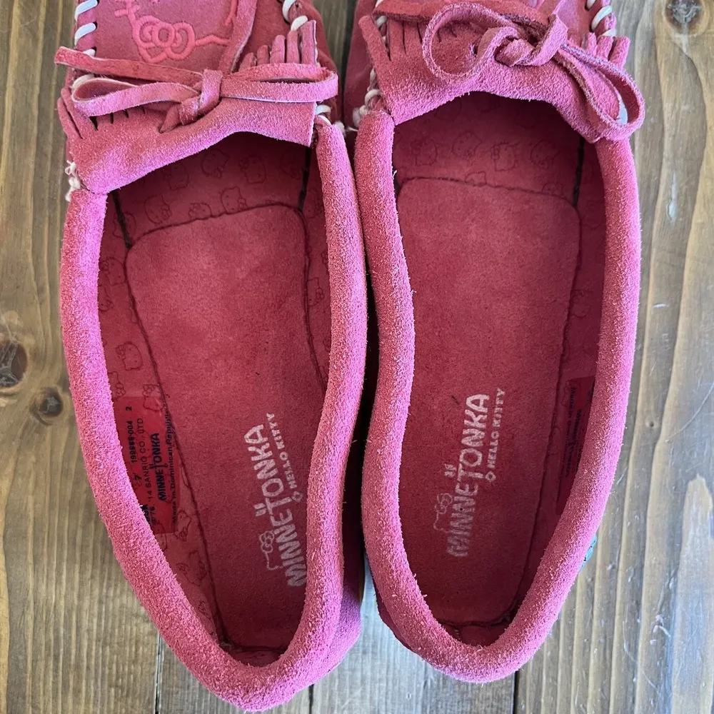 MinneTonka X Hello Kitty Pink Moccasins size 7 US Suede Sanrio - Image 5