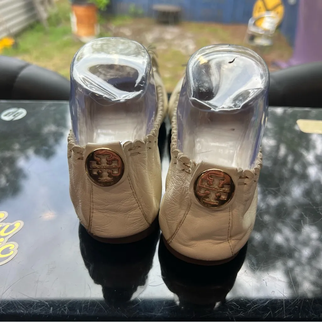 Tory Burch Women's Ivory Reese Scrunch Tassel Ballet Flat Size 7  Shoes - Image 3