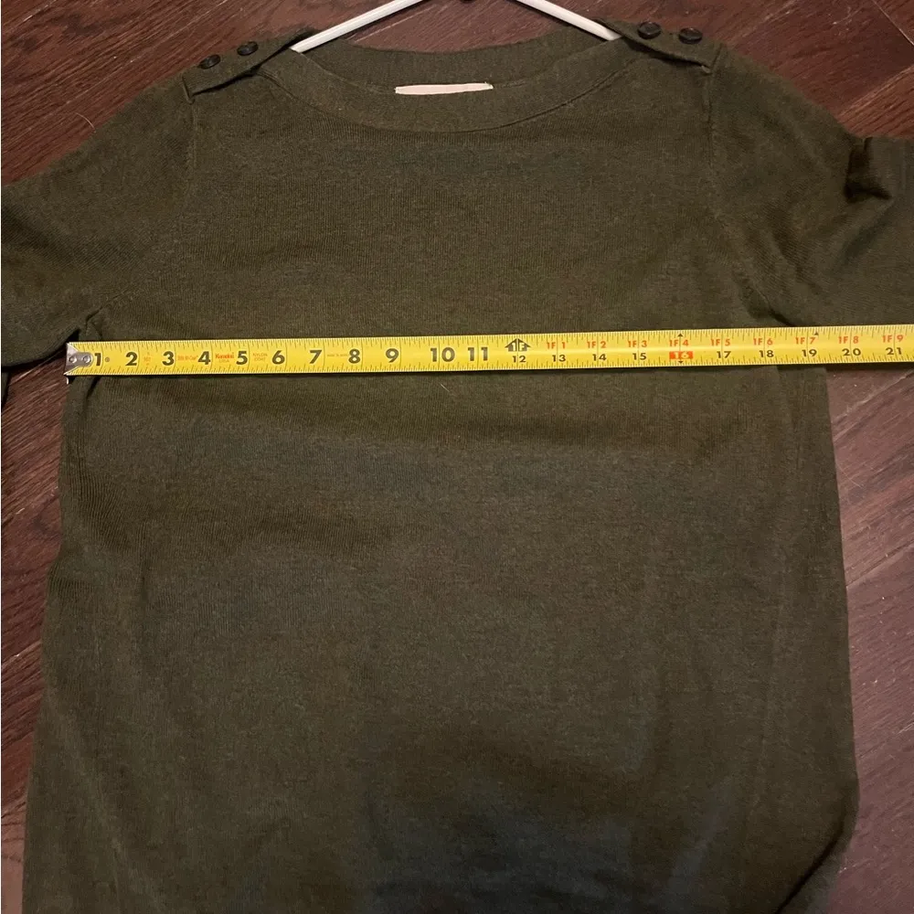 Loft Women's sweater Long Sleeves Olive Green 2 Buttons on shoulder crewneck M - Image 5
