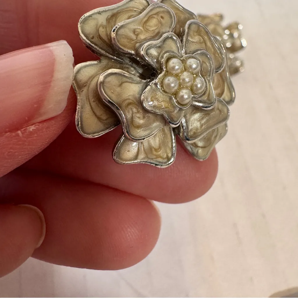 Vintage Silver Tone Enameled Flower Clip On Earrings Womens Estate Jewelry - Image 6