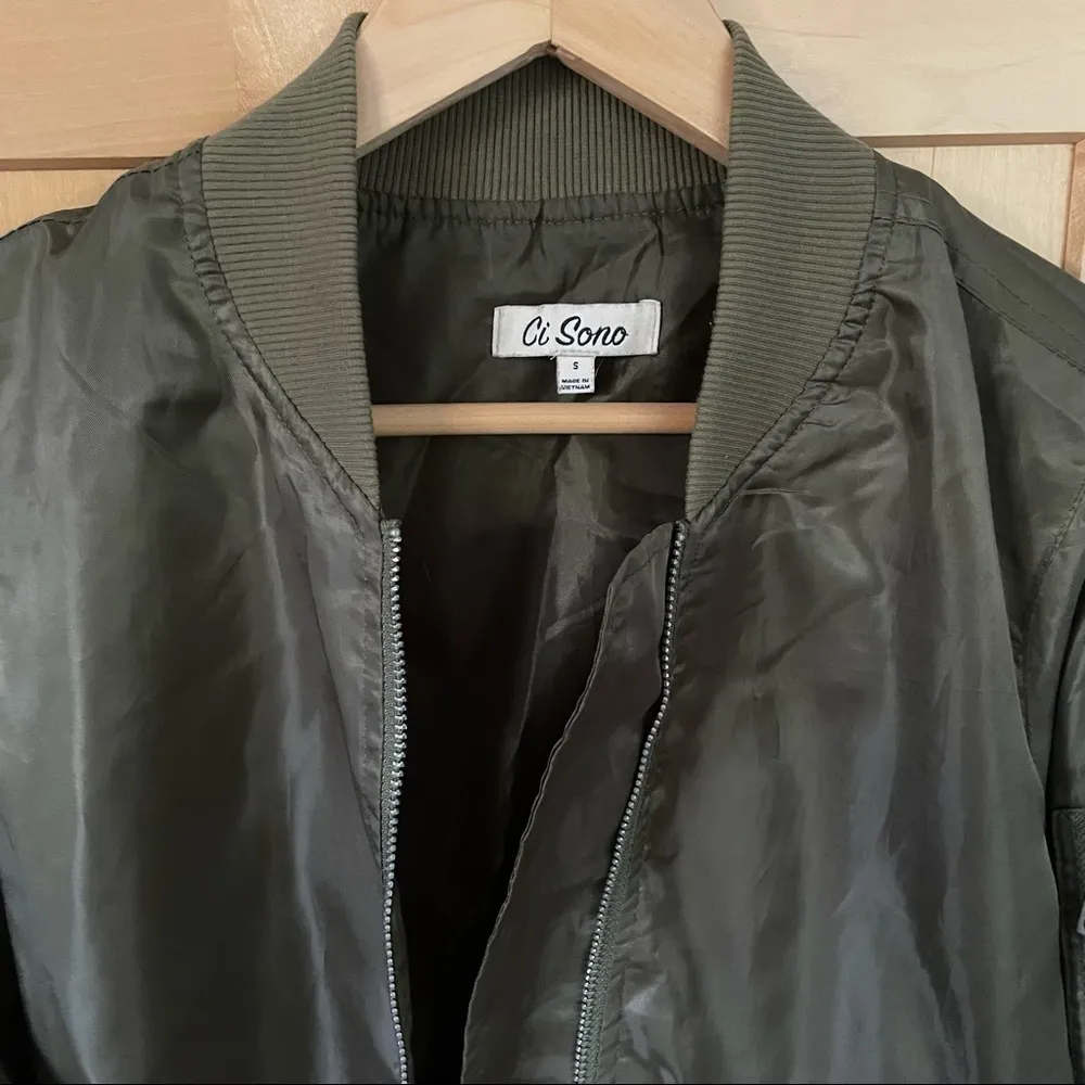 shiny olive green zip up Jacket with pockets size Small - Image 5