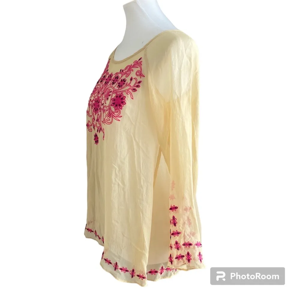Sundance 100% Silk Butter Yellow Pink Embroidered Blouse Size XS - Image 4
