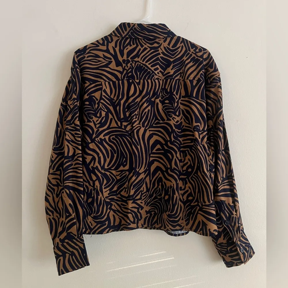 Joie Women's Zebra Navy Tan Linen Button Up Collared Shirt Medium - Image 2