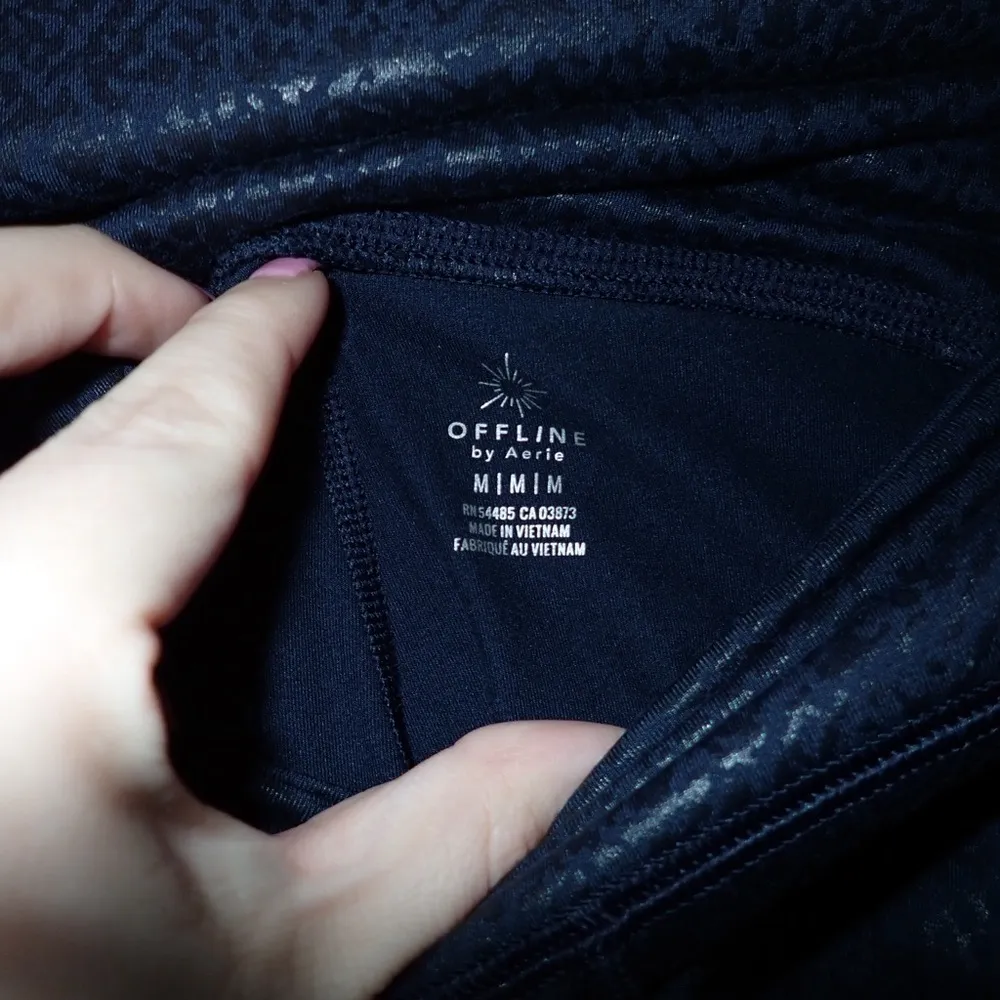 Aerie Women's Embossed Navy Blue and Black Leggings size M - Image 4