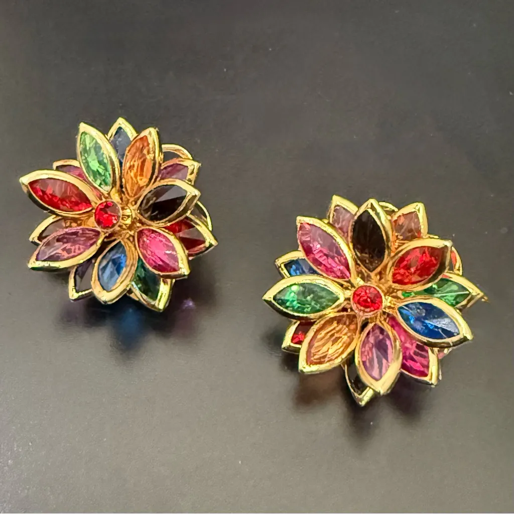 Vintage 80s Unsigned Colorful Rhinestones Flower Clip On Earrings 10g. Gold - Image 5