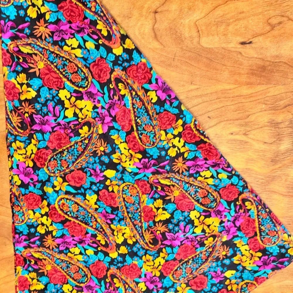 Beautiful Harve Benard Silk Floral Print Scarf (36x36) - Image 4