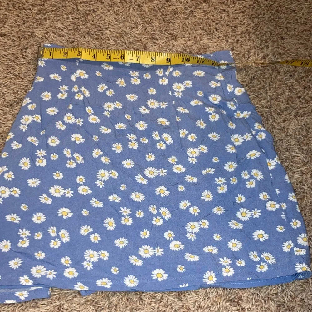 Hollister daisy print mini skirt sz S - Image 6