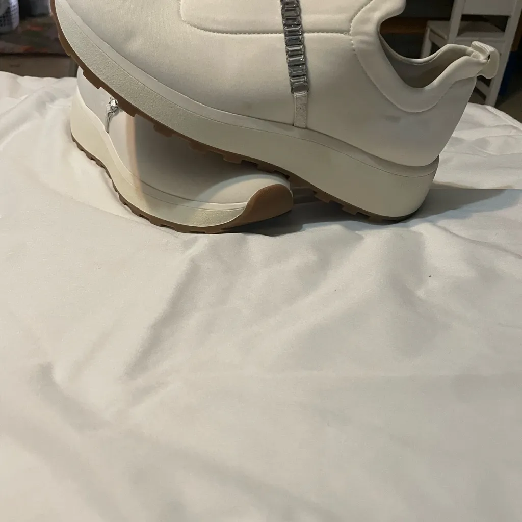 Nordstrom Cream Sneakers with Silver Accents Size 8.5 - Image 4