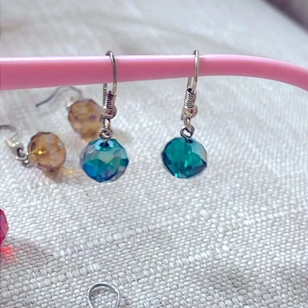 4 pairs: Colored bead dangle earrings Red - Image 3