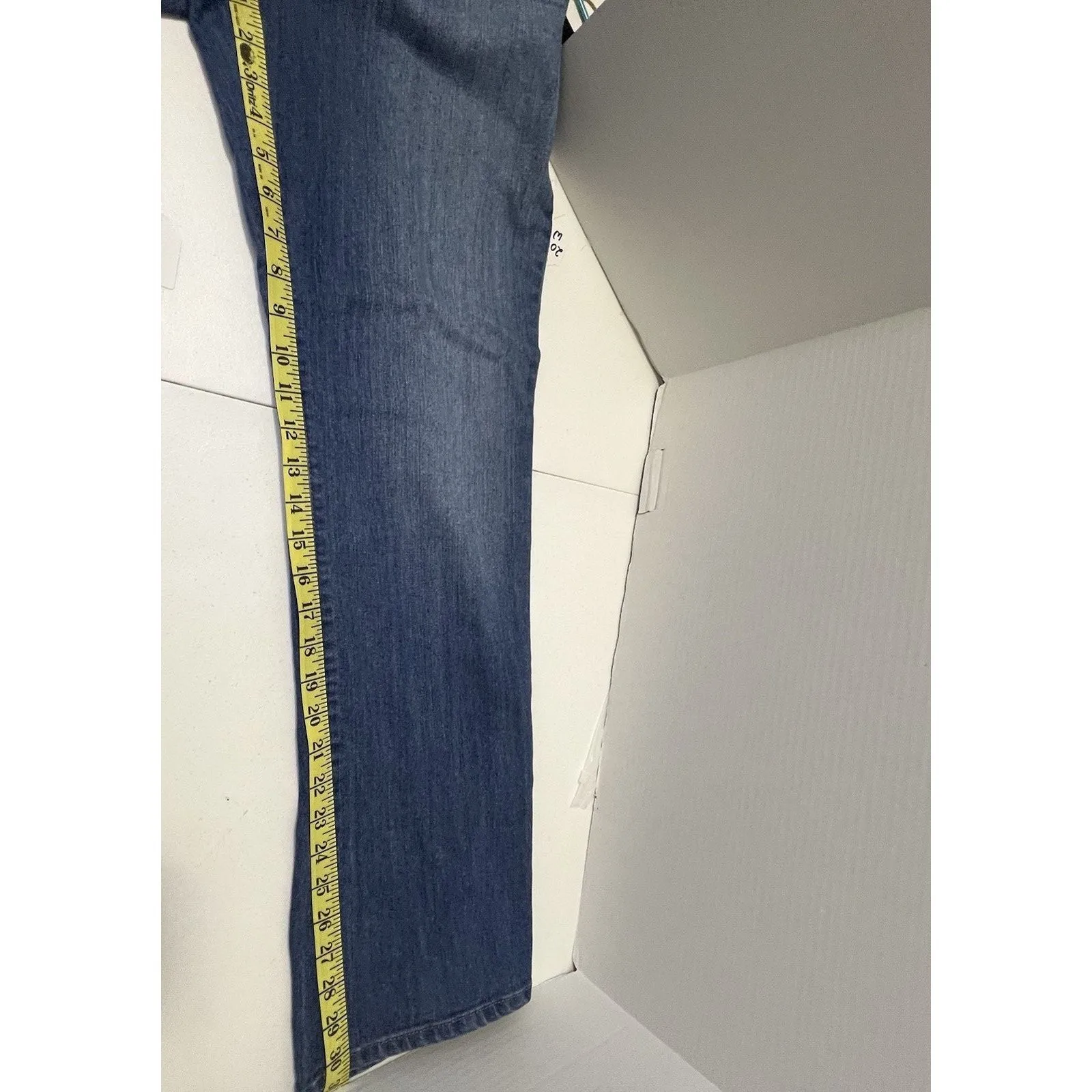 Bandolino Women’s Bootcut Medium Wash Size 14 Missy High Rise Bootcut Jeans EUC - Image 9