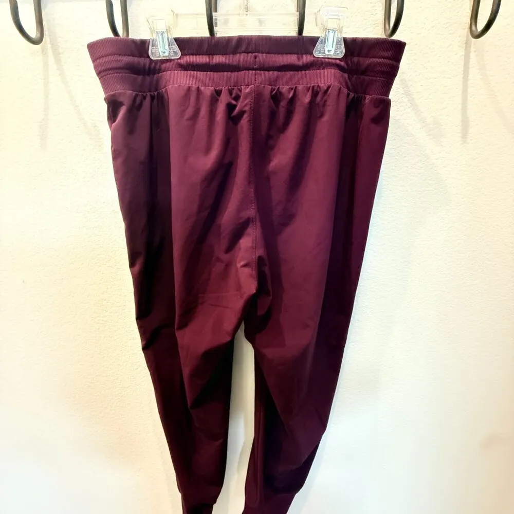 GapFit Burgundy Capri Joggers - Size M - Image 3