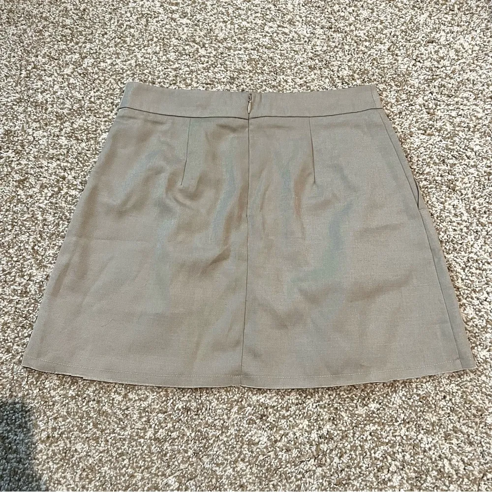 NWT  Tan Pleated Miniskirt Size 4 - Image 9