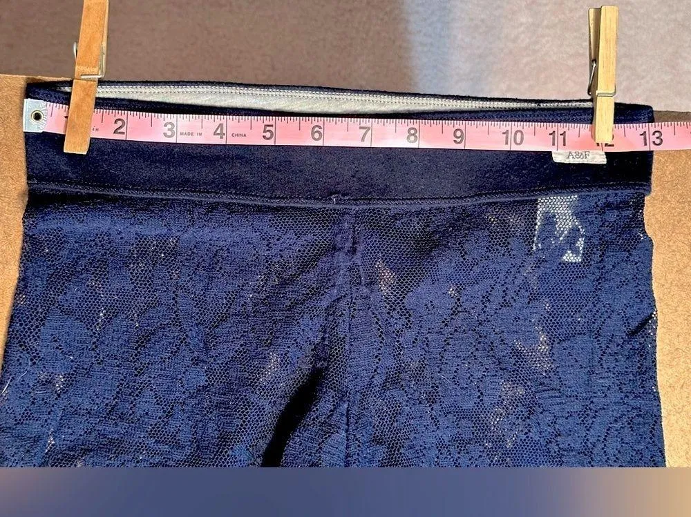 Abercrombie And Fitch (M) Y2K crop/capri leggings floral lace in navy, stretchy - Image 7
