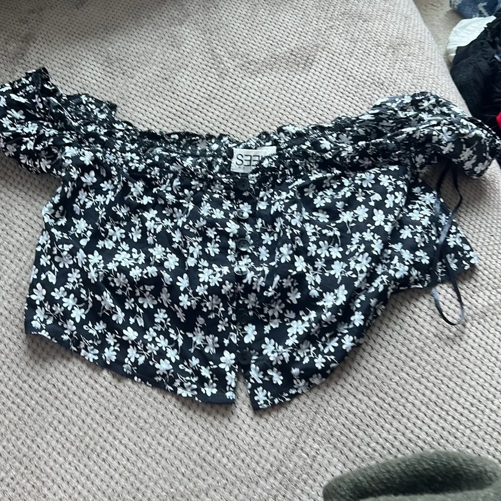 NWT LF off the shoulder printed floral crop top - Image 5
