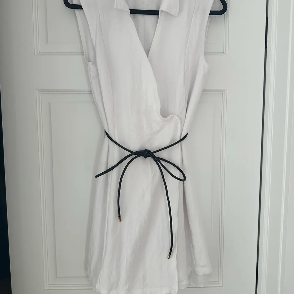 H&M White Mini Dress with Black Trim - Image 4