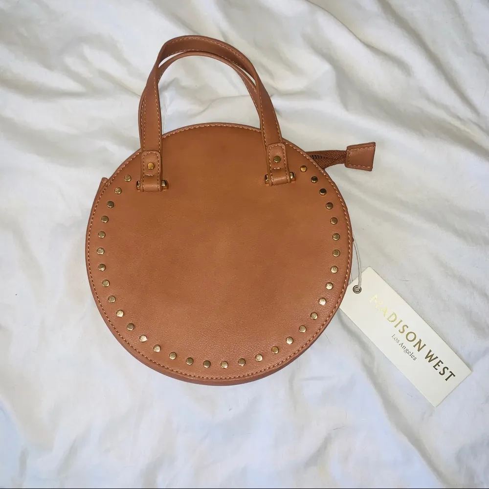 Madison West NWT  tan circle boho crossbody bag - Image 3