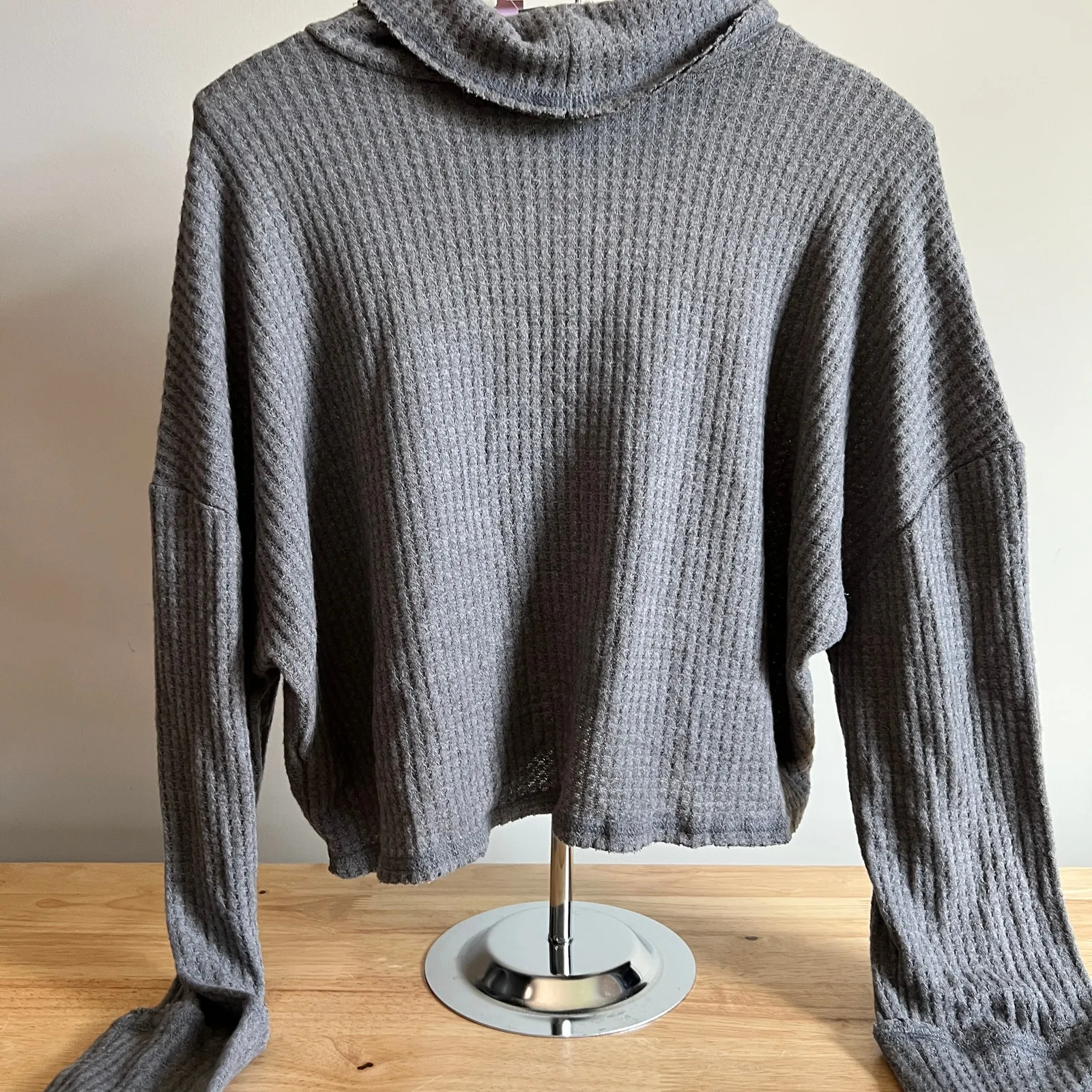 Wild Fable Women's Gray Turtleneck Cropped Knit Shirt - Size Large - NWT - Image 4