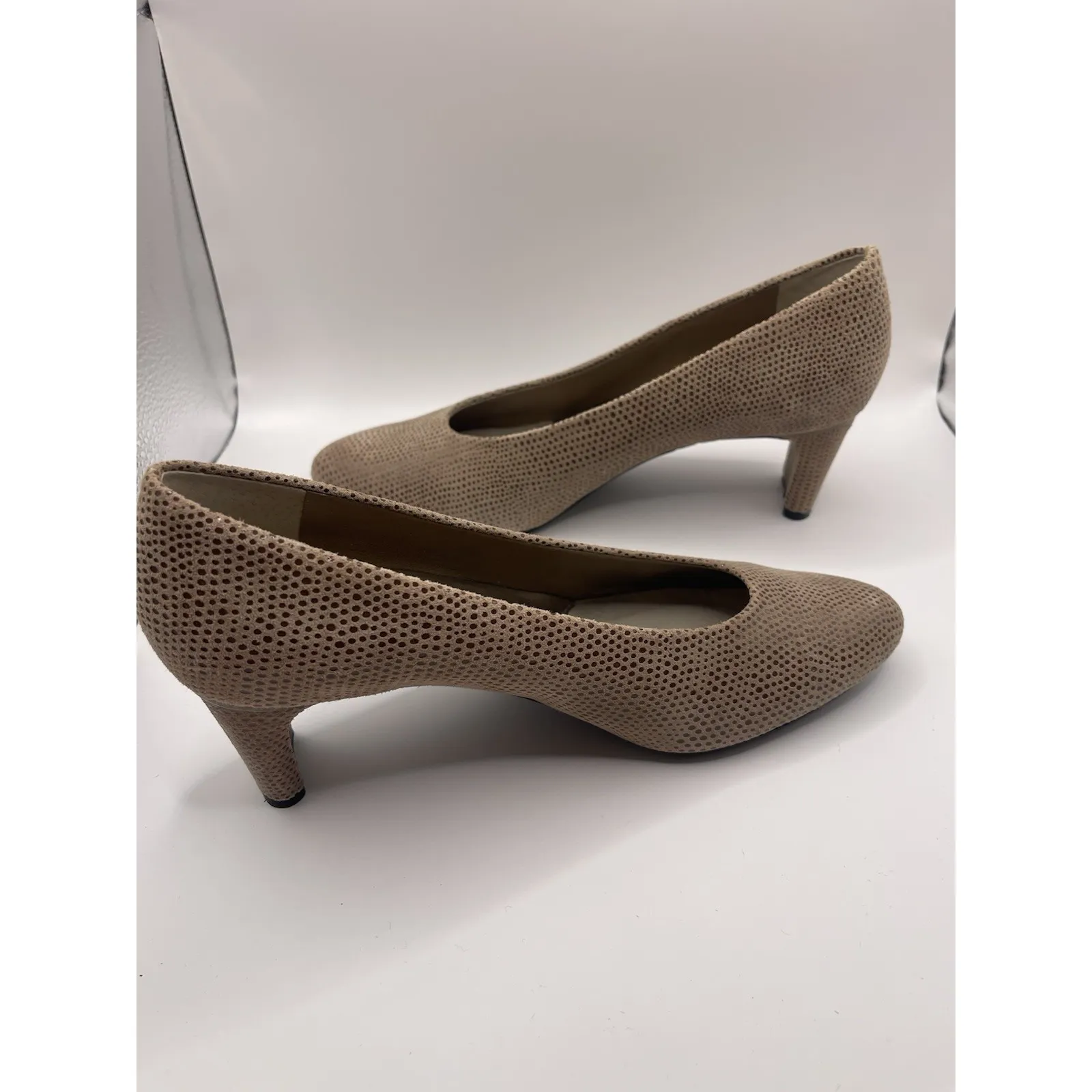 Vintage Vanelli Women's Suede Low Heeled Shoes Size‎ 7.5 Tan Color - Image 5