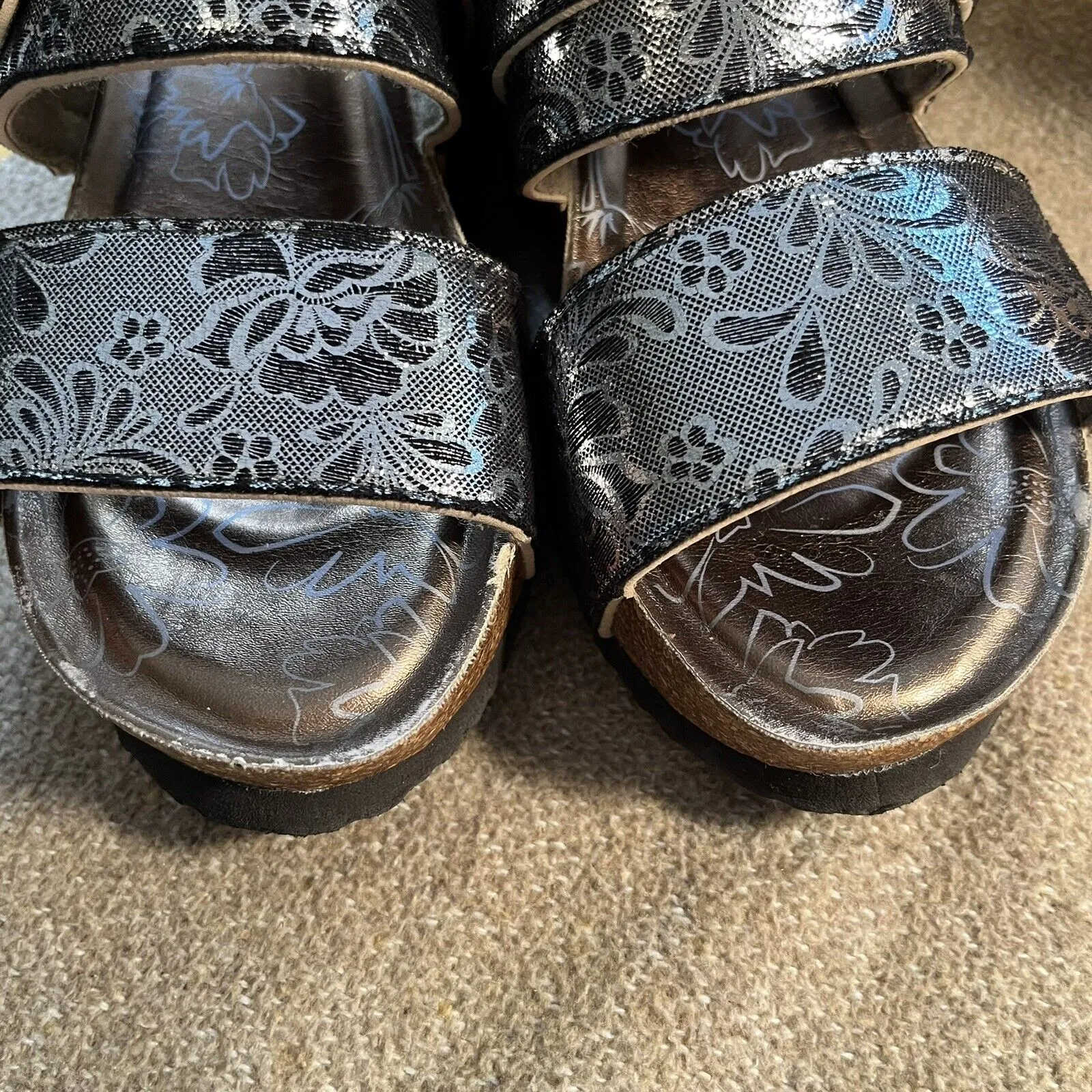 Muk‎ Luks | Emery Wedge Sandal Womens 8 Metallic Silver Floral Cork Slip On - Image 6